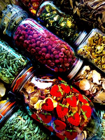 Photo showing various dried foods stored in sealed jars